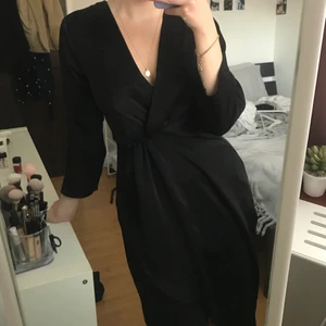 Svart klänning  - Fin klänning som sitter åt lite vid midjan, har dragkedja vid sidan. Använd 1-2 gånger<3