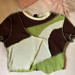 Crop top - En jättefin crop top från shein i storlek xs/34, säljer då den inte kommer till användning💕 säljer för 40kr plus frakt på 26 sammanlagt 69kr om du undrar något skriv pm💗