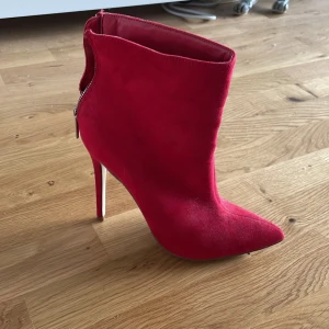 Känga röd  - Helt nya aldrig använda 