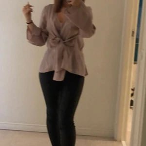 Topp - Säljer denna silikon aktiga rosa tröjan, från bubbleroom. Tagit på mig den endast två gånger. Säljer denna för 300 i storlek S. Ryggen är lite öppen och man knyter tröjan med bandet. 