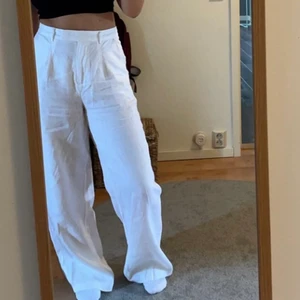 Linnebyxor  - Säljer dessa linnebyxor som enbart är använda en gång! Nypris: 659kr❤️ - priset går att diskutera, frakt tillkommer (66kr - spårbart)