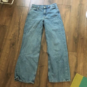 Yoko jeans från monki  - Srorlek 26 som mitsvarar xs/s. Går till fotknölen för mig som är 172 cm. Säljer dem pågrund utav att de har blivit för små för mig. Använt dem under 1 års tid. Men inga fläckar eller märken. Inte utslitna. Köpt nya för 400kr