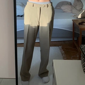 Beiga Kostymbyxor  - Rensade ut min gaderob och säljer alla byxor som är för stora!! 💞 köparen står för frakten men jag möter även upp i Lund💞