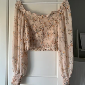 Söt somrig topp!💕💐 - Superfin och somrig topp från Gina Tricot! Ljusrosa med blommor på i skönt material, går att ha både on- och offshoulder. Sparsamt använd utan något synligt slitage.