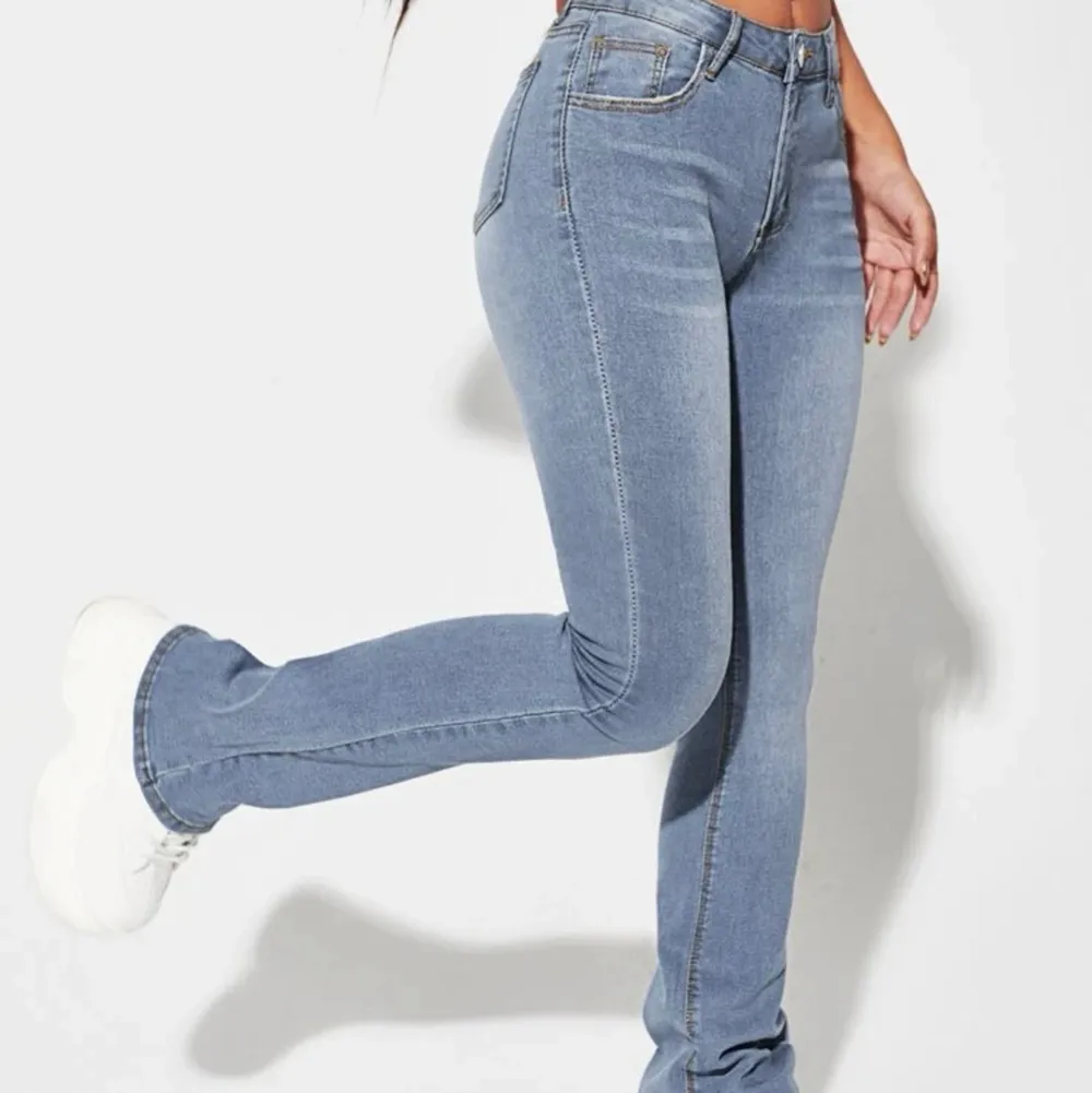 Säljer mina jeans från Shein då de var för små för mig. Superfina och stretchiga, stl 36 Orginalpris 239kr. Jeans & Byxor.
