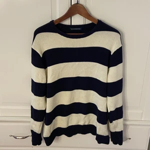 Brianna sweater - Vit och blå randig brianna sweater köpt från brandy Melville. Använd fler tal gånger men är i bra skick. Är oversized.