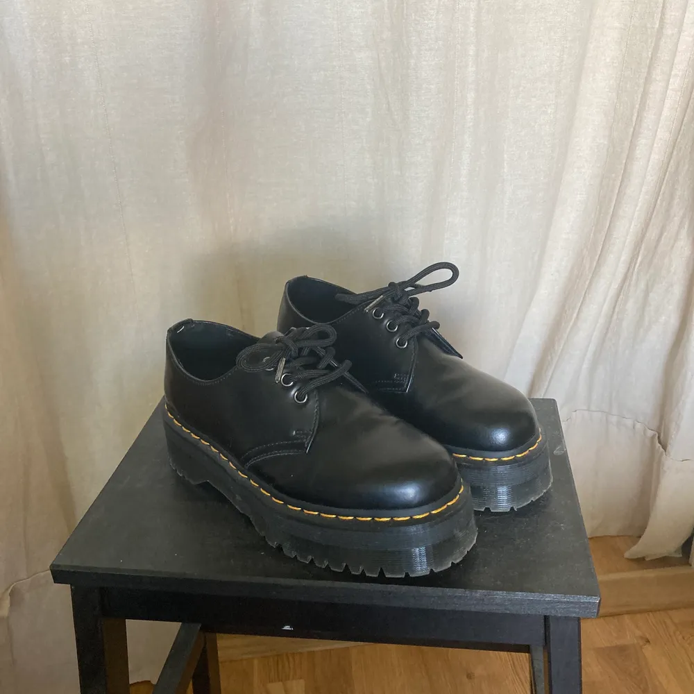 Låga Dr Martens med hög sula (1461 quad). Storlek 38. Endast använda 3 gånger så de är i nyskick. Hämtas i farsta eller möts upp i centrala sthlm. Skickas mot fraktkostnad!. Skor.