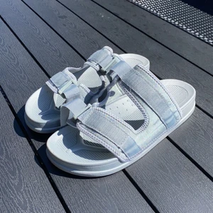 Beaumont Studio Slides, cement (Nyskick) - Slutsålda på hemsidan, nypris på 45€ / 470kr. size US11 Säljer för att de är lite stora på mig o inte pallar frakta tillbaka till kanada :)