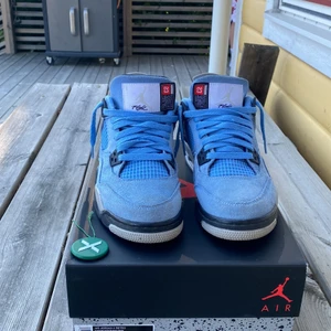 💙Jordan 4 unc blue💙 - 💙Jordan 4 unc blue💙 storlek 39-42 Skick 9/10 Pris: 5200kr Diskuterbart pris.