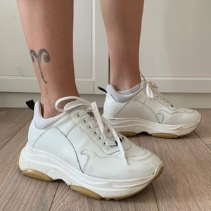 Fiamme - Venita strlk: 39 - Sparsamt använda lädersneakers! Strlk: 39.  Ordinarie pris är: 1’604kr (159 euro): https://www.fiammefootwear.com/Fiamme-Venita-