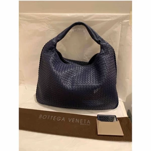 Bottega Veneta väska  - Bottega veneta veneta väska. Den största modellen, fint begagnat skick! Skavd vid kanterna & handtaget. Skickar gärna fler bilder vid intresse. Mörkblå. Givetvis äkta, dustbag + spegel tillkommer. 