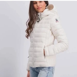 Vit PJS jacka - vit pjs jacka, använd ett  fåtal gånger 