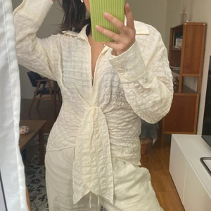 Zara blus - Blus från zara, köpt förra året men aldrig använd❣️ jag på bilden är storlek s/36