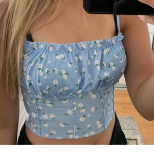 Somrig topp🌼 - Säljer denna superfina somriga topp. Köpt här på plick för någon vecka sedan. Säljer pga att den är för stor för mig och har därav aldrig använts. Toppen är i nyskick utan defekter. Bär storlek XS💗 (lånade bildar av säljaren)🌼 Gratis frakt💖