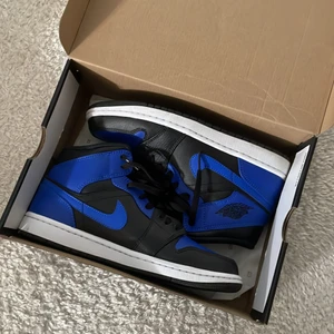 Air Jordan 1 Mid Hyper Royal  - Jordans i nyskick. Använts endast ett fåtal gånger försiktigt och har därför inte creasat. Säljer pga de inte använts längre. 1000 kr är minimum och orginalkartong ingår. Köparen står för frakt. 