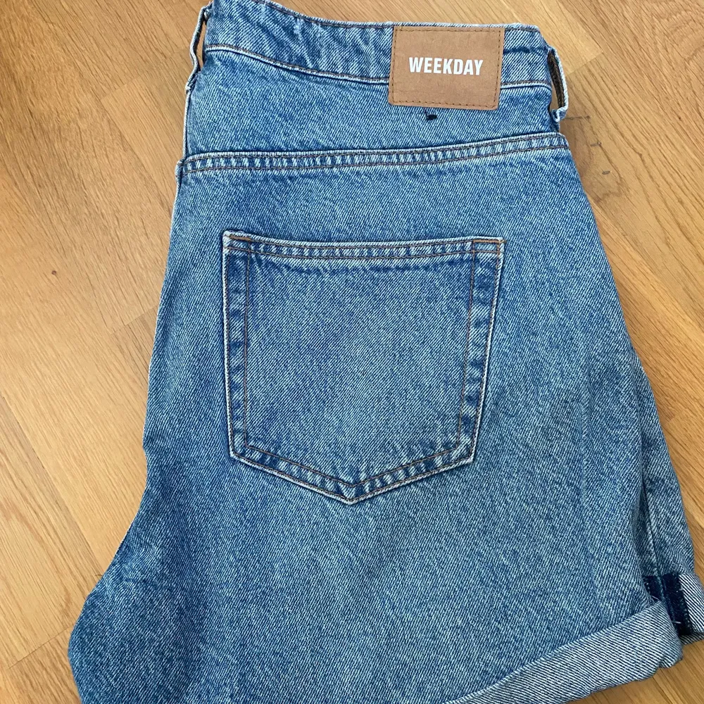 Jeans Shorts Weekday Storlek: EUR 42 Material: Jeans Använda 2 gånger Obs köparen står för frakten . Shortsit.