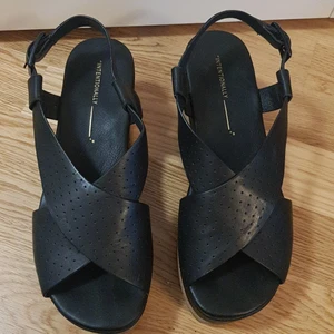 Skor från intentionally - Riktigt snygga skor, men tyvärr lite små för mig,  är i nyskick och orginal låda medföljer Inga märken eller slitningar,  Nypris 1900 Klackhöjd bak 7cm Klackhöjd platå 4cm 