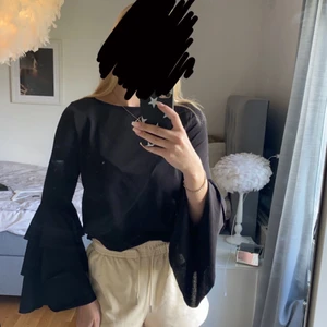 Svart topp med volang ärm - Svart topp med volangärm❤️ 