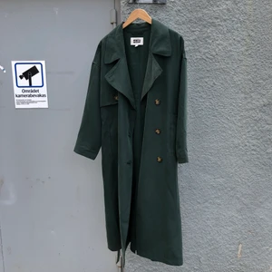 Grön trenchcoat - Grön trench i 70% modal och 30% polyester. Ser något grönare ut irl. Swish is queen 🐊🥦🪖