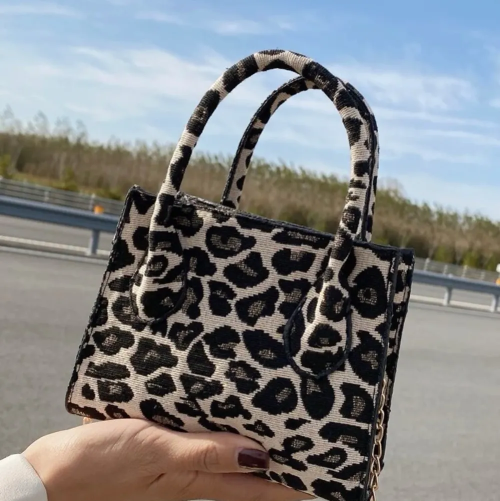 Jätte fin leopard väska men har inte kommit till någon användning då jag använder min lite större väska mer. 😇💘. Väskor.