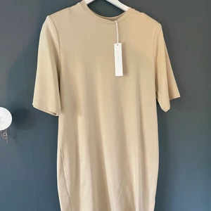 Klänning ifrån One&other - En helt ny klänning ifrån One&other med prislapp kvar💓 nypris 1200kr. Pris kan diskuteras, hör av er vid frågor eller fler bilder.