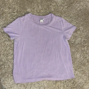 tshirt - supersöt nästan oanvänd lila tshirt från monki! köpare står för frakt 💜💜💜
