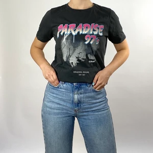 T-shirt från Gina Tricot - Cool t-shirt från Gina Tricot som inte finns kvar på deras hemsida, knappt använd 