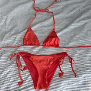 Korallröd bikini - Korallröd bikini från bikbok. Underdel i storlek S och överdel i storlek xs. Osäker på hur bra färgen kommer fram i bilden men superfin färg till sommaren! Tvättas såklart innan den skickas. 