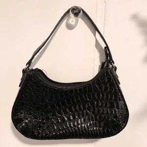 Svart baguetteväska - Svart väska med krokodilmönster