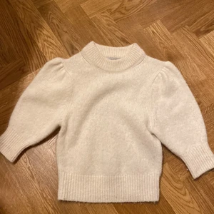 Kortärmad stickad tröja - Säljer denna jättefina kortärmade stickade tröja från &other stories. Strl xs. Gjord i alpacka ull. Köpt för 800kr.