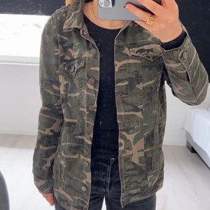 Grön camouflage jeansjacka - En super snygg grön camouflage jacka!! Från only och använd ett fåtal gånger men fortfarande i mycket bra skick🌟🌟