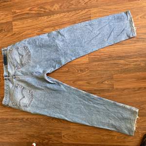 Säljer ett par skitstora levi’s jeans (för mig då), gjorda i USA därav skitbra kvalite, vintage då byxorna kan ha fläckar o liknande, buda o fråga på🌟