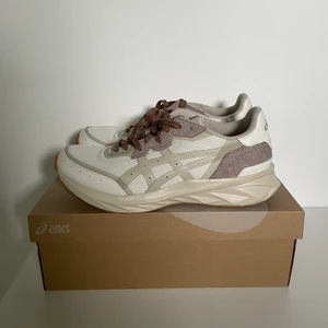 Asics Gel-Tarther Blast Earth Day Pack - Fantastiskt fina skor som är otroligt sköna och perfekta till sommaren. Är enligt mig i nyskick (9/10), då de endast är använda en gång!. Storlek 46.5 EU (12 US). Köparen står för frakten!. Skriv vid intresse eller eventuella bilder på sulor mm.