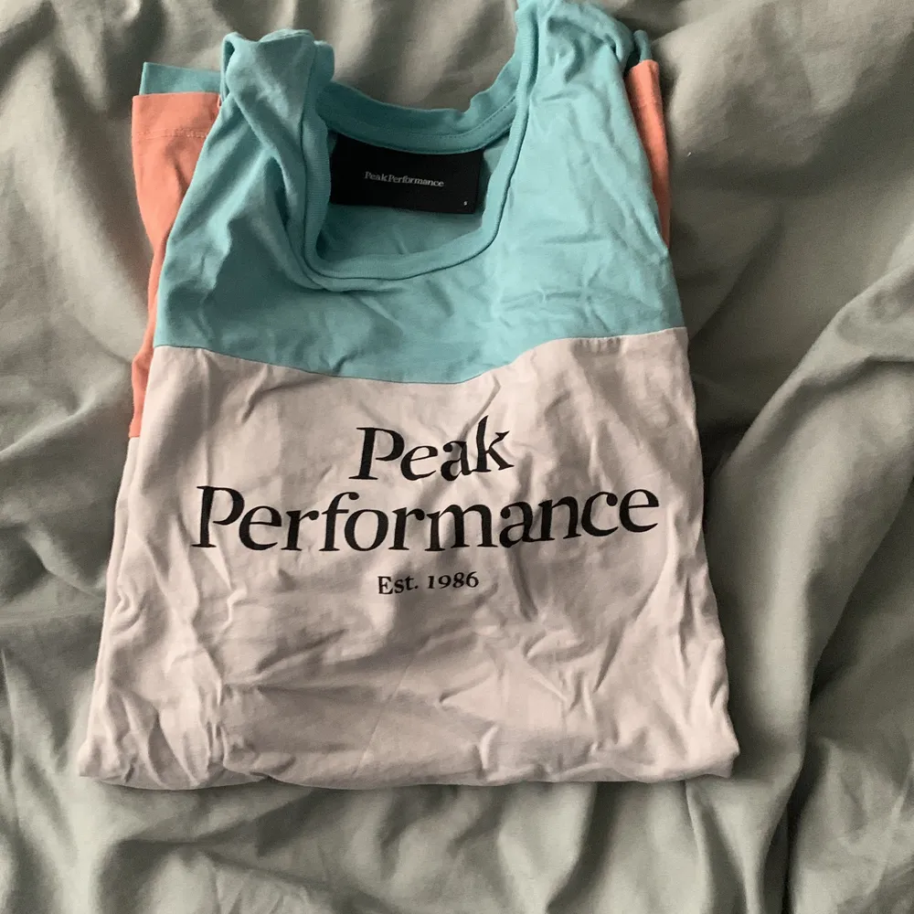 T-shirt i strlk S, köpt på peak performance 💛 . T-shirts.