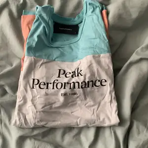 T-shirt i strlk S, köpt på peak performance 💛 