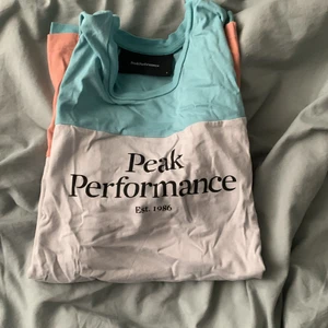 Peak t-shirt 💙💕🤍 - T-shirt i strlk S, köpt på peak performance 💛 