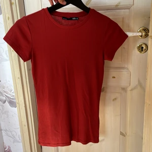 T-shirt, tröja  - Ribbad t-shirt från lager 157 i storlek XS. Endast använd ett fåtal gånger, fint skick. Kan gå ner i pris vid snabb affär💗💗  