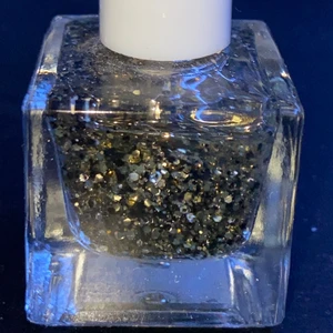 Nagellack  - Säljer nagellacken för de inte används! Fösta är guld glitter typ: 20kr Andra är lila fjärilar: 15kr
