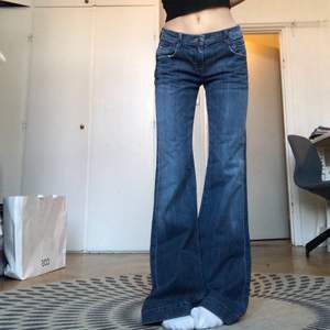 Baggy utsvängda jeans med en asnajs passform och de är väldigt långa❤️❤️ Innerbenslängd: 85cm Midjemått: 78cm