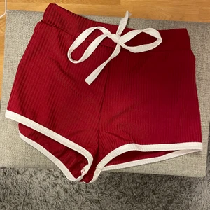 Shorts  - Detta är ett par vinröda shorts i storlek S. Fint skick och lite andvända. Skriv privat om ni är intresserade🦋