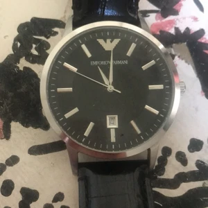 Armani klocka 1500 - Armani solid stainless steel.  50 meter vatten säker.  Secondhand, tikar fint behöver bytas batteri i den.   Säljer eftersom att jag tycker den är ful  