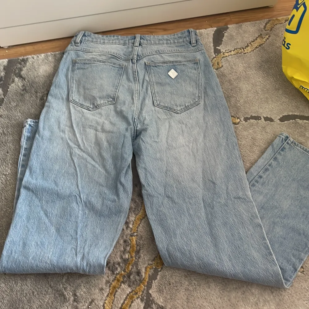 Nya jeans från abrand. Endast testade. Storlek 28. Modell ”94 high straight”. Köptes nya för 900kr. Jeans & Byxor.