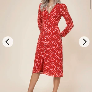 Paris Dress - Adoore - Superfin klänning perfekt till midsommar, grillkväll, vad som helst! En vecka gammal, använd endast en gång. Pris kan diskuteras vid snabb affär!❤️ Inköpspris 1395kr.