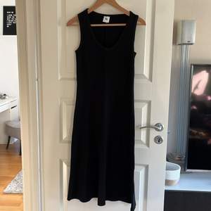 Trokåklänning i svart från Nanso Strl S, viscose/polyamid/elastan Köpare betalar frakt 