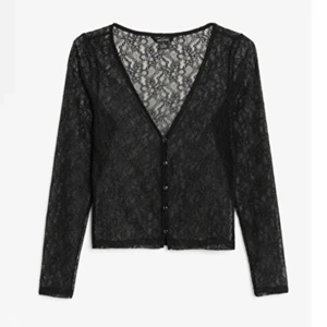 Svart mesh top - Säljer denna fina tröja som kan användas till festtopp o kofta som är mesh liknande. Köparen står för frakten🤍