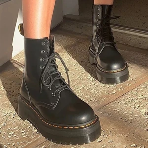 Doc Martens - Säljer mina nästan helt oanvända doc martens platform i storlek 37. Använda ca 3 ggr då dom tyvärr är för små för mig❤️ köptes för 2300