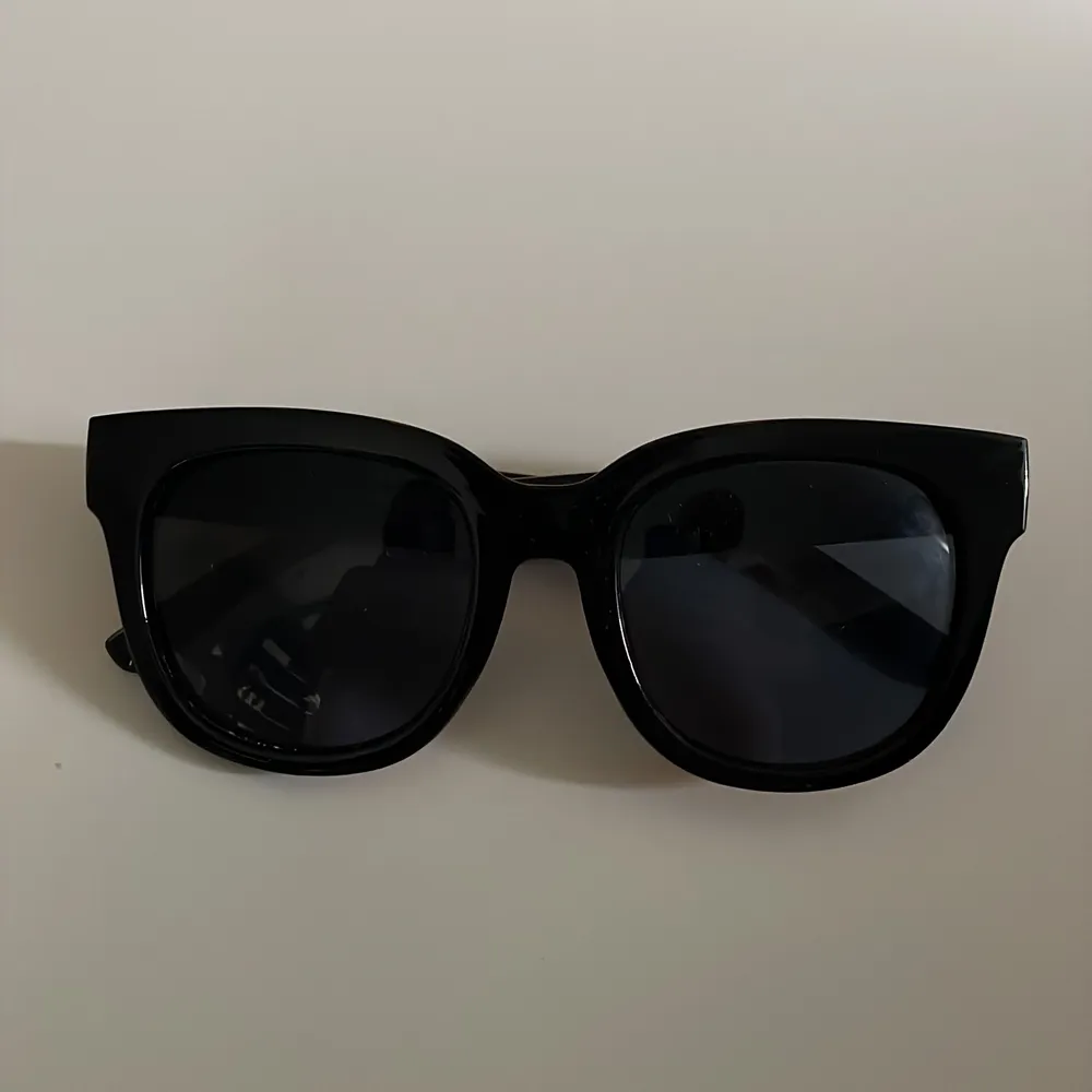 Fina solglasögon köpta på glitter för ca 3 månader sedan. Köpta för 99kr❤️endast använda ett fåtal gånger då jag köpte andra💗skriv för fler bilder. Accessoarer.