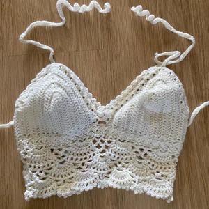 Virkad topp - Handvirkad off white topp i 100 % polyester. Frakten är gratis i Sverige. 