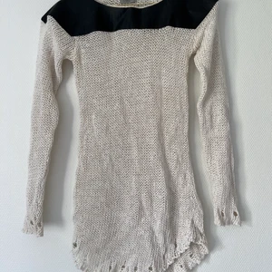 Hunkydory stickad tröja  - Ball tröja från Hunkydory. Plastdetalj övertill som markerar axlarna. Stickat material i bomull. Visningsmodell från Hunkydorys modeshow 