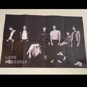 Bts LY tear poster - Officiell bts poster. Love Yourself tear version O. Fint skick. Blivit vikt och uppsatt. Annars hanterad försiktigt. Frakt 26kr 💗